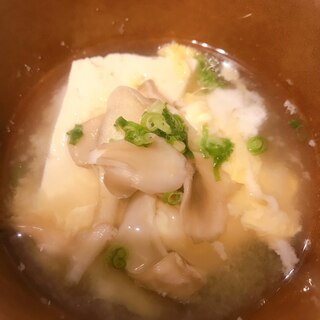 舞茸と卵と木綿豆腐のお味噌汁